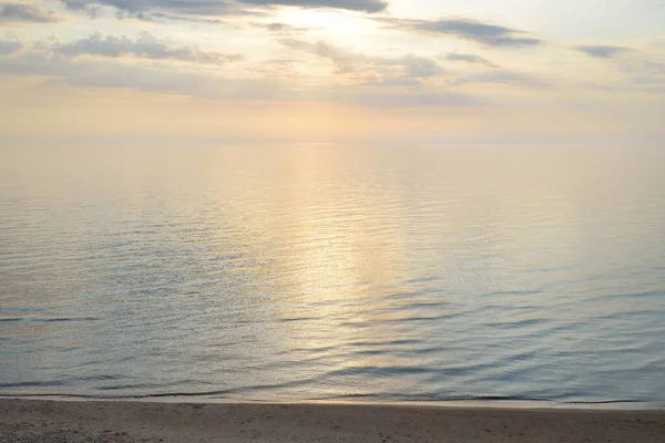 Oostzee Bij Zonsondergang Dramatische Hemel Blauwe Roze Gloeiende Wolken Zacht — Stockfoto