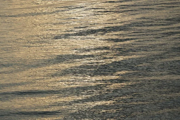 日落时分 波罗的海海岸 蔚蓝的天空 金色的阳光 倒映在静谧的水中 天然图案 概念图像 图形资源 — 图库照片