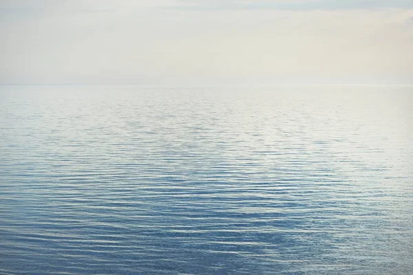 日没のバルト海の海岸 澄んだ青い空と黄金の太陽の光は まだ水に反射します アブストラクト自然パターン テクスチャ コンセプトイメージ グラフィックリソース — ストック写真