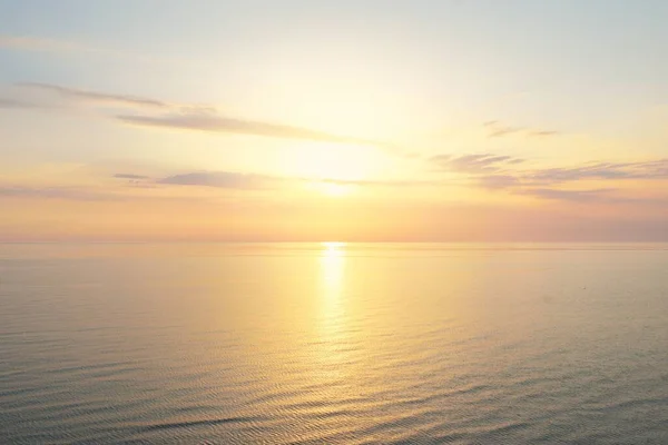 Oostzee Bij Zonsondergang Dramatische Hemel Blauwe Roze Gloeiende Wolken Zacht — Stockfoto