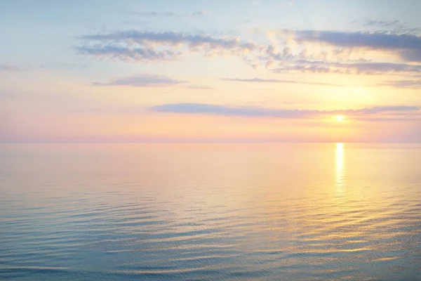 Mar Báltico Atardecer Cielo Dramático Nubes Brillantes Azules Rosadas Suave — Foto de Stock