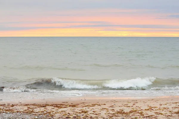 Драматическое Закатное Небо Над Берегом Балтийского Моря Пляж После Шторма — стоковое фото