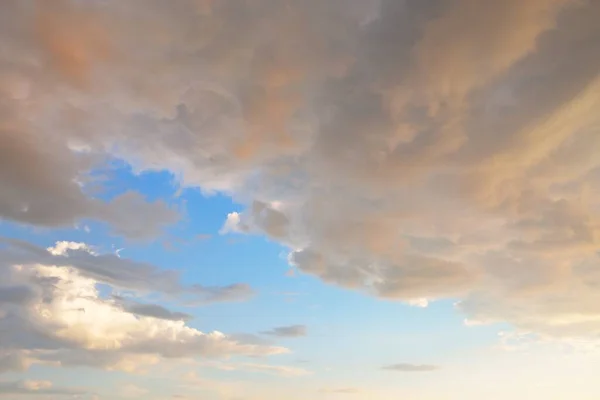 Ясное Голубое Небо Розовые Золотые Перистые Кучевые Облака После Бури — стоковое фото
