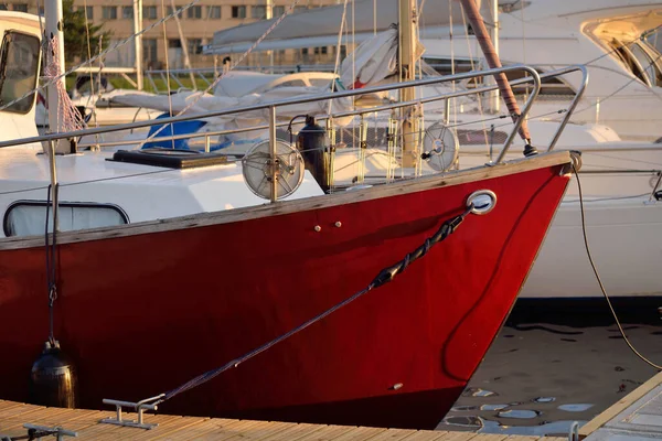 Rotes Segelboot Das Bei Sonnenuntergang Einem Pier Einem Yachthafen Festgemacht — Stockfoto