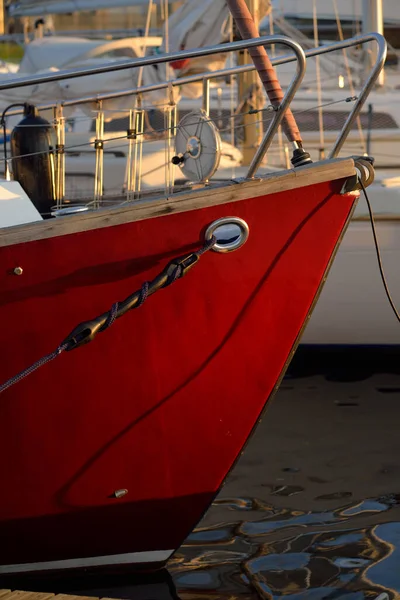 Veleiro Vermelho Amarrado Cais Uma Marina Iate Pôr Sol Férias — Fotografia de Stock