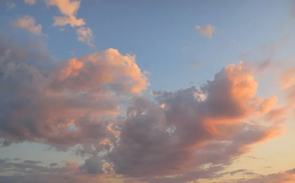 Cielo Azzurro Chiaro Cirri Rosa Dorati Nubi Cumulative Dopo Tempesta — Foto Stock
