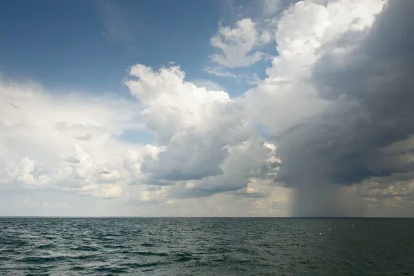 雷雨过后 波罗的海笼罩在巨大的云彩之下 蓝天从海岸俯瞰全景 恶劣天气 气象学 气候变化 自然现象 — 图库照片