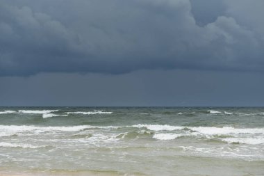 Fırtına sırasında açık bir Baltık denizi. Dramatik gökyüzü, karanlık, parlak bulutlar. Dalgalar, su sıçramaları. Idyllic deniz manzarası. Kış, iklim değişikliği, doğa, kararsız hava, tehlike