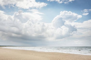 Fırtınadan sonra Baltık kıyıları (kum tepeleri, plaj). Dramatik gökyüzü, parlayan bulutlar. Resimli panoramik manzara. Doğa, çevre, ekoloji, eko-turizm, yürüyüş, keşif kavramları