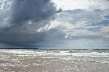 Fırtına sırasında açık bir Baltık denizi. Dramatik gökyüzü, karanlık, parlak bulutlar. Dalgalar, su sıçramaları. Idyllic deniz manzarası. Kış, iklim değişikliği, doğa, kararsız hava, tehlike