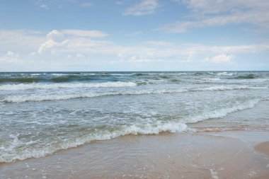 Fırtınadan sonra Baltık kıyıları (kum tepeleri, plaj). Dramatik gökyüzü, parlayan bulutlar. Resimli panoramik manzara. Doğa, çevre, ekoloji, eko-turizm, yürüyüş, keşif kavramları