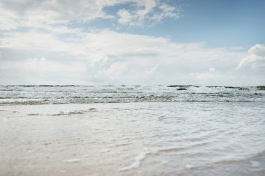 Fırtınadan sonra Baltık kıyıları (kum tepeleri, plaj). Dramatik gökyüzü, parlayan bulutlar. Resimli panoramik manzara. Doğa, çevre, ekoloji, eko-turizm, yürüyüş, keşif kavramları