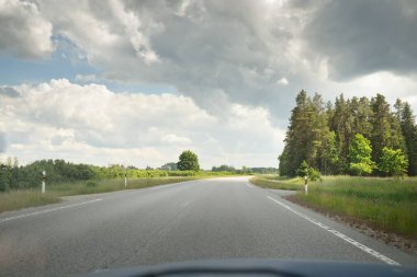 Bir yaz günü tarla ve orman boyunca (yeni asfalt yol) boş bir otoyoldur. Yağmurdan önce dramatik fırtına bulutları. Turizm, yol gezisi, özgürlük, tatiller, lojistik, uzak yerler kavramları