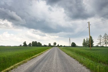 Bir yaz günü tarla ve orman boyunca (yeni asfalt yol) boş bir otoyoldur. Yağmurdan önce dramatik fırtına bulutları. Turizm, yol gezisi, özgürlük, tatiller, lojistik, uzak yerler kavramları