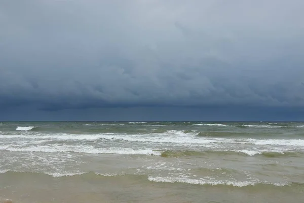 Mar Báltico Aberto Durante Tempestade Céu Dramático Nuvens Escuras Brilhantes — Fotografia de Stock