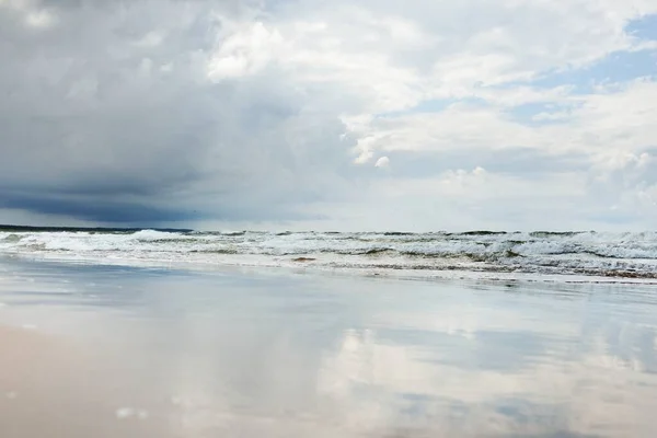Östersjön Strand Sanddyner Strand Efter Stormen Dramatisk Himmel Glödande Moln — Stockfoto