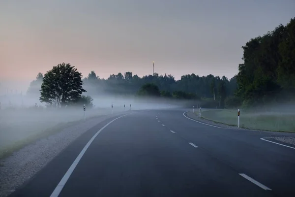 Gün Batımında Sisli Bir Yolda Asfalt Yol Ayın Doğuşu Alacakaranlık — Stok fotoğraf