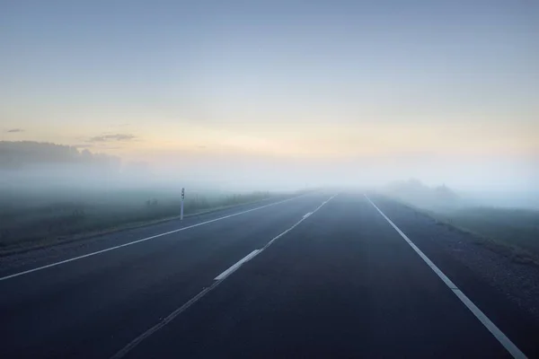 Landweg Asfaltweg Een Mist Bij Zonsondergang Maanopkomst Schemering Dramatische Lucht — Stockfoto