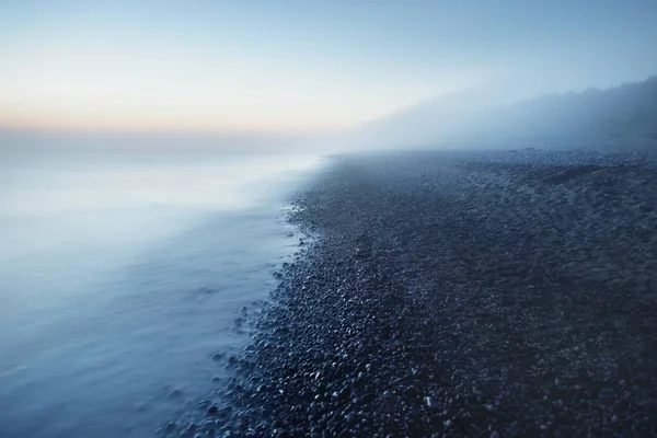 Baltık deniz kıyısının sisli manzarası nefes kesici panoramik. Parlak gökyüzü, gece yarısı güneşi, alacakaranlık. Resimli bir manzara var. Rüya gibi bir manzara. Saf doğa, çevre, ekoloji, turizm