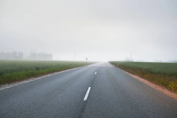 Una Carretera Vacía Camino Asfalto Través Los Campos Bosque Una — Foto de Stock