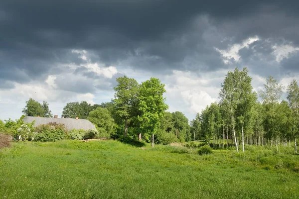 Tradycyjny Wiejski Dom Zielonym Trawniku Leśnym Idylliczna Scena Wiejska Dramatyczne — Zdjęcie stockowe