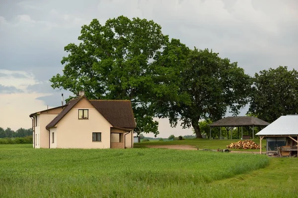 Современный Загородный Дом Зеленом Лесном Массиве Драматическое Небо Идиллическая Сельская — стоковое фото