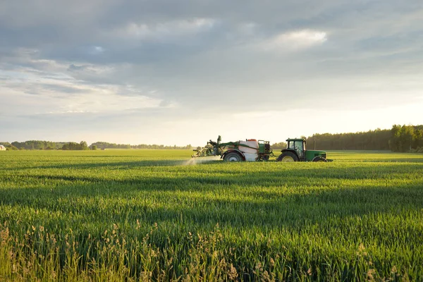 Modern Traktor Med Bevattningssystem Som Arbetar Grön Plöjd Jordbruksmark Vid — Stockfoto
