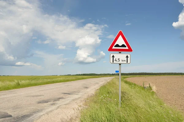 Autopista Del Campo Través Del Campo Agrícola Bosque Señal Carretera —  Fotos de Stock