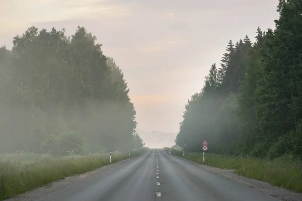 Krajowa Autostrada Stara Droga Asfaltowa Przez Pole Las Wschodzie Słońca — Zdjęcie stockowe
