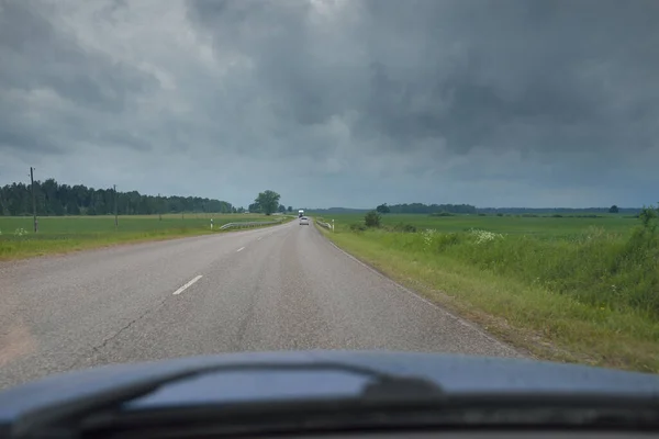 Bir Yaz Günü Tarla Orman Boyunca Asfalt Yol Bomboş Bir — Stok fotoğraf