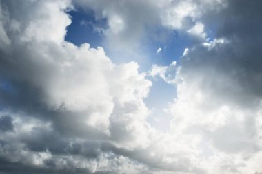 Fırtınadan sonra parlayan beyaz kümülüs bulutlarıyla açık mavi gökyüzü. Dramatik gün batımı bulutları. Sanat, meteoroloji, hava, cennet, umut, barış, grafik kaynakları, resimli panoramik manzara