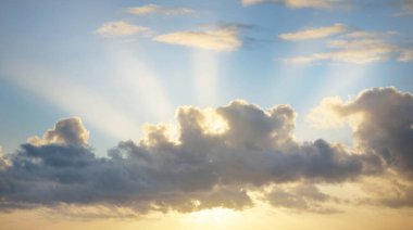 Gün batımında parlak pembe ve altın kümülüs bulutlarıyla açık mavi gökyüzü. Dramatik bulut manzarası. Sanat, meteoroloji, cennet, umut, barış, grafik kaynakları, resimli panoramik manzara