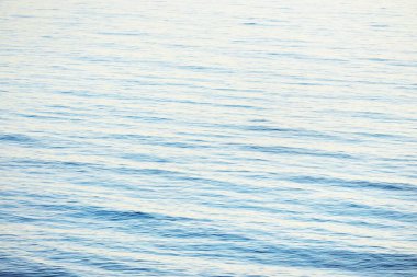 Gün batımında Baltık kıyıları (kum tepeleri). Açık mavi gökyüzü ve altın güneş ışığı, durgun sulardaki yansımalar. Soyut doğal desen, doku, arkaplan, deniz manzarası, konsept görüntü, grafik kaynaklar