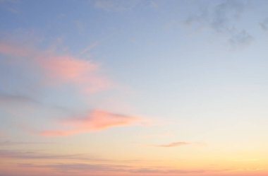 Açık mavi gökyüzü. Pembe parlayan, altın sirrus ve kümülüs bulutları fırtına üstüne, yumuşak güneş ışığı. Gün batımı bulutları. Meteoroloji, gece yarısı güneşi, cennet, huzur, grafik kaynakları, resimli panoramik manzara