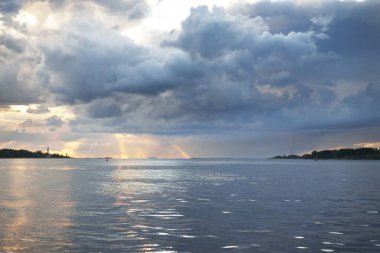 Fırtınadan sonra Baltık Denizi, yelkenli tekneden panoramik manzara. Dramatik gün batımı gökyüzü. Parlayan bulutlar, altın güneş ışığı. Idyllic deniz manzarası. Doğa, gezi, seyahat yerleri