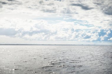 Gün batımında Baltık Denizi. Fırtınadan sonra dramatik mavi gökyüzü, süslemeli kümülüs bulutları. Destansı bulut manzarası. Doğa, çevre, ekoloji, meteoroloji, kasırga, kararsız hava