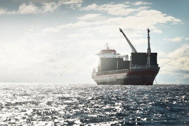 Geniş, modern, kargo vinç gemisi açık denizde yol alıyor. Nakliye, deniz taşımacılığı, lojistik, küresel iletişim, ekonomi, iş, endüstri, dünya çapında nakliye. Panoramik görünüm