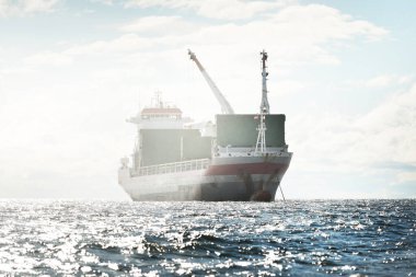 Geniş, modern bir yük vinci (142 metre uzunluğunda) açık denizde yol alır. Nakliye, deniz taşımacılığı, lojistik, küresel iletişim, ekonomi, iş, endüstri. Panoramik görünüm