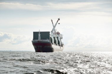 Geniş, modern bir yük vinci (142 metre uzunluğunda) açık denizde yol alır. Nakliye, deniz taşımacılığı, lojistik, küresel iletişim, ekonomi, iş, endüstri. Panoramik görünüm