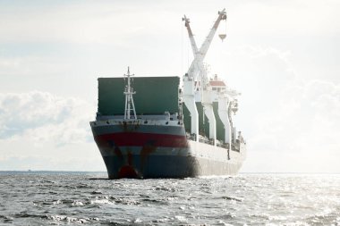 Geniş, modern, kargo vinç gemisi açık denizde yol alıyor. Nakliye, deniz taşımacılığı, lojistik, küresel iletişim, ekonomi, iş, endüstri, dünya çapında nakliye. Panoramik görünüm