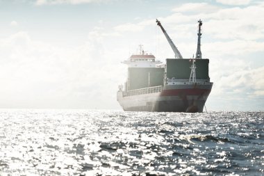 Geniş, modern bir yük vinci (142 metre uzunluğunda) açık denizde yol alır. Nakliye, deniz taşımacılığı, lojistik, küresel iletişim, ekonomi, iş, endüstri. Panoramik görünüm