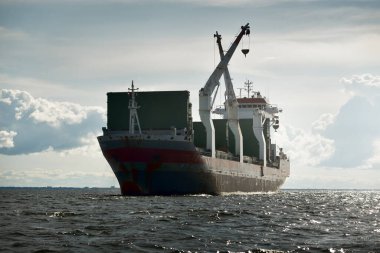 Geniş, modern bir yük vinci (142 metre uzunluğunda) açık denizde yol alır. Nakliye, deniz taşımacılığı, lojistik, küresel iletişim, ekonomi, iş, endüstri. Panoramik görünüm