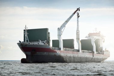 Geniş, modern bir yük vinci (142 metre uzunluğunda) açık denizde yol alır. Nakliye, deniz taşımacılığı, lojistik, küresel iletişim, ekonomi, iş, endüstri. Panoramik görünüm