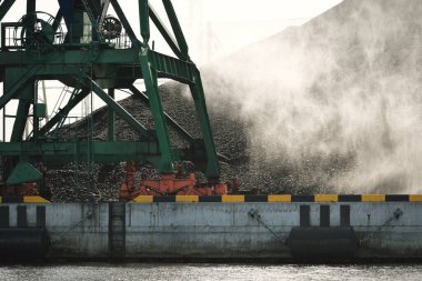 Riga, Letonya 'daki modern kömür terminali. Vinçler yakın plan. Baltık Denizi. Nakliye, lojistik, küresel iletişim, ekonomi, iş, endüstri, tedarik, özel ekipman. Şehir manzarası