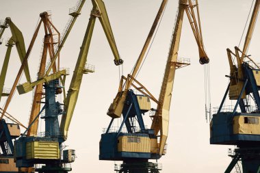 Riga, Letonya 'daki modern kömür terminali. Vinçler yakın plan. Baltık Denizi. Nakliye, lojistik, küresel iletişim, ekonomi, iş, endüstri, tedarik, özel ekipman. Şehir manzarası