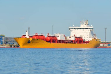 Tanker gemisi iskele terminaline yükleniyor. Baltık Denizi. Nakliye, lojistik, küresel iletişim, ekonomi, iş, endüstri, yakıt ve enerji üretimi, arz