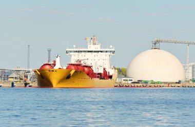 Tanker gemisi iskele terminaline yükleniyor. Baltık Denizi. Nakliye, lojistik, küresel iletişim, ekonomi, iş, endüstri, yakıt ve enerji üretimi, arz