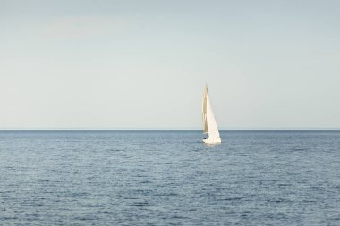 Günbatımında Baltık Denizi 'nde yelkenli yelkenli yelkenli. Fırtınadan sonra açık gökyüzü, yumuşak güneş ışığı. Ulaşım, seyahat, gezi, spor, eğlence, boş zaman aktivitesi, yaşam tarzı, aile