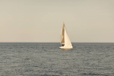 Günbatımında Baltık Denizi 'nde yelkenli yelkenli yelkenli. Fırtınadan sonra açık gökyüzü, yumuşak güneş ışığı. Ulaşım, seyahat, gezi, spor, eğlence, boş zaman aktivitesi, yaşam tarzı, aile