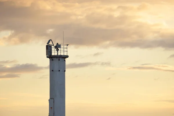 Маяк Солнечной Батареей Балтийское Море Драматическое Небо Заката После Шторма — стоковое фото